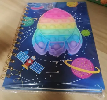 מחברת ספירלה A5 כריכה סיליקון קשה שורה עם בובה פרפר/חללית